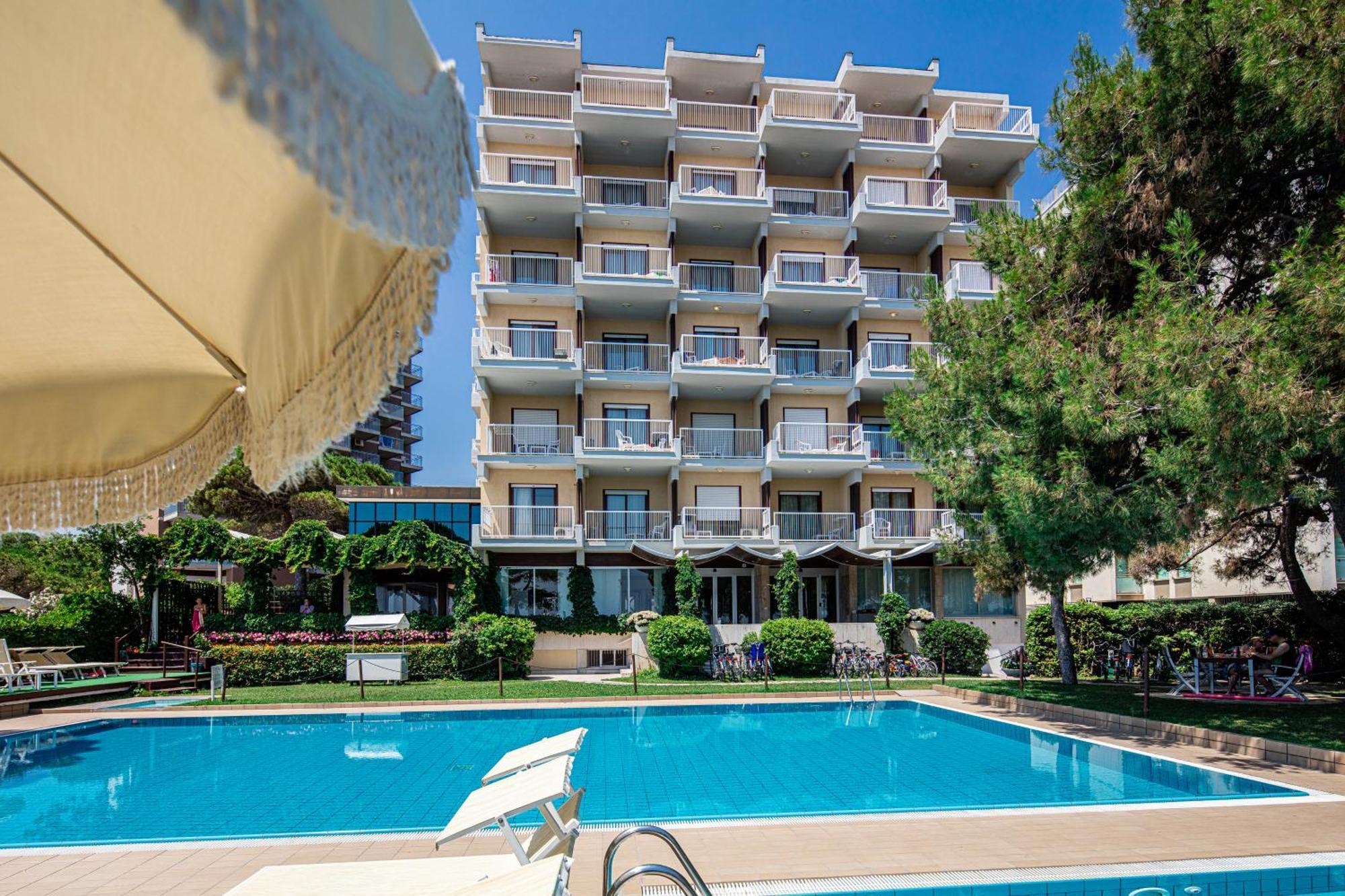 Hotel Atlantic Lignano Sabbiadoro Exterior foto